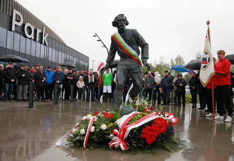 Odsłonięcie rzeźby Włodzimierza Mazura, legendy piłkarskiego Zagłębia Sosnowiec