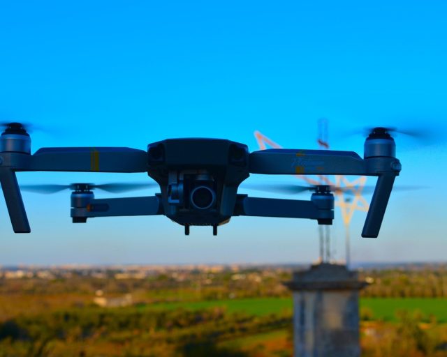 Policja wykorzystuje drony do walki z piratami drogowymi. Setki wykroczeń w 5 miesięcy!