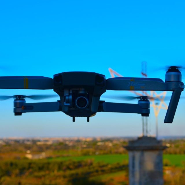 Policja wykorzystuje drony do walki z piratami drogowymi. Setki wykroczeń w 5 miesięcy!