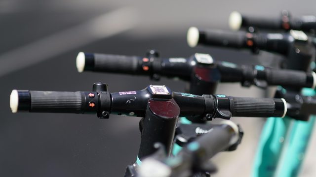 Hulajnoga elektryczna – aktualne przepisy, kary i zasady poruszania się po drogach