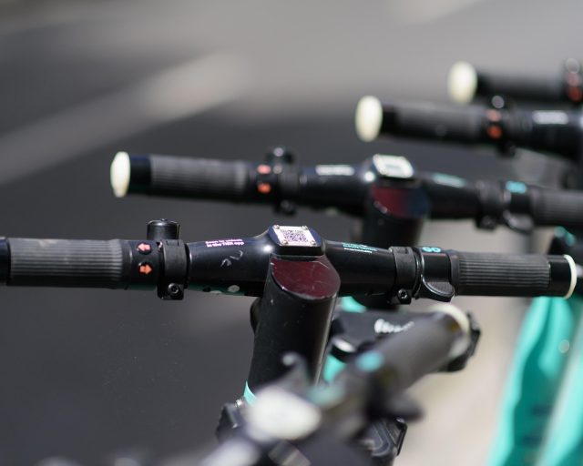 Hulajnoga elektryczna – aktualne przepisy, kary i zasady poruszania się po drogach