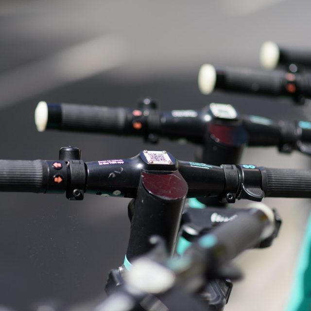 Hulajnoga elektryczna – aktualne przepisy, kary i zasady poruszania się po drogach