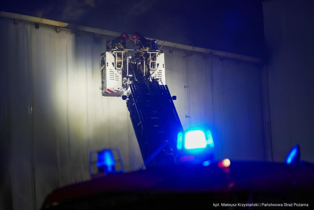 Gigantyczny pożar hali produkcyjnej w Sosnowcu – akcja PSP trwała całą noc [FOTO] - fotoreportaż