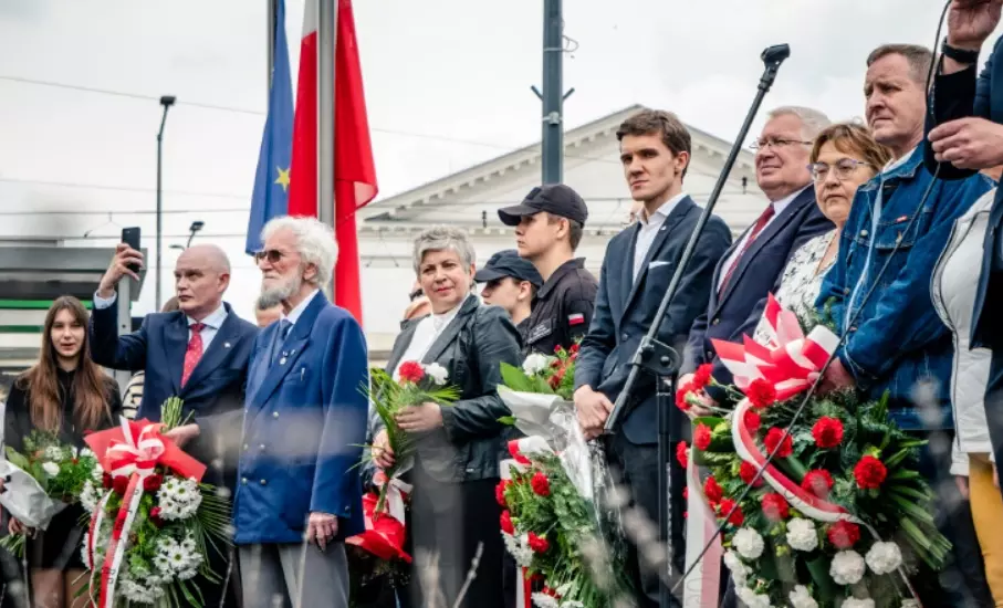 121. urodziny Jana Kiepury. Złożono kwiaty przed domem w Sosnowcu / fot. UM Sosnowiec