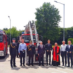 Oficjalne przekazanie samochodu z drabiną mechaniczną dla sosnowieckiej straży pożarnej