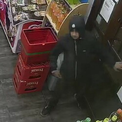 Weszli do sklepu i grozili ekspedientce nożem. Poszukiwani sprawcy rabunku