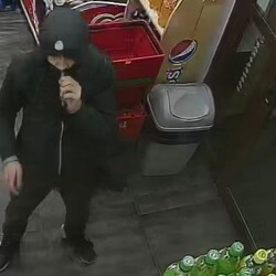 Weszli do sklepu i grozili ekspedientce nożem. Poszukiwani sprawcy rabunku