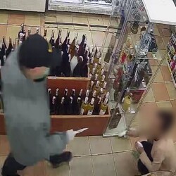 Weszli do sklepu i grozili ekspedientce nożem. Poszukiwani sprawcy rabunku