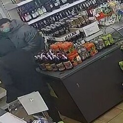 Weszli do sklepu i grozili ekspedientce nożem. Poszukiwani sprawcy rabunku