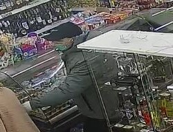 Weszli do sklepu i grozili ekspedientce nożem. Poszukiwani sprawcy rabunku