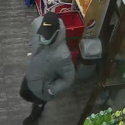 Weszli do sklepu i grozili ekspedientce nożem. Poszukiwani sprawcy rabunku