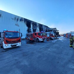Pożar hali produkcyjnej