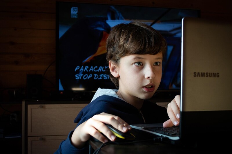 Hejt, grooming, uzależnienie – co każdy nastolatek powinien wiedzieć o Internecie