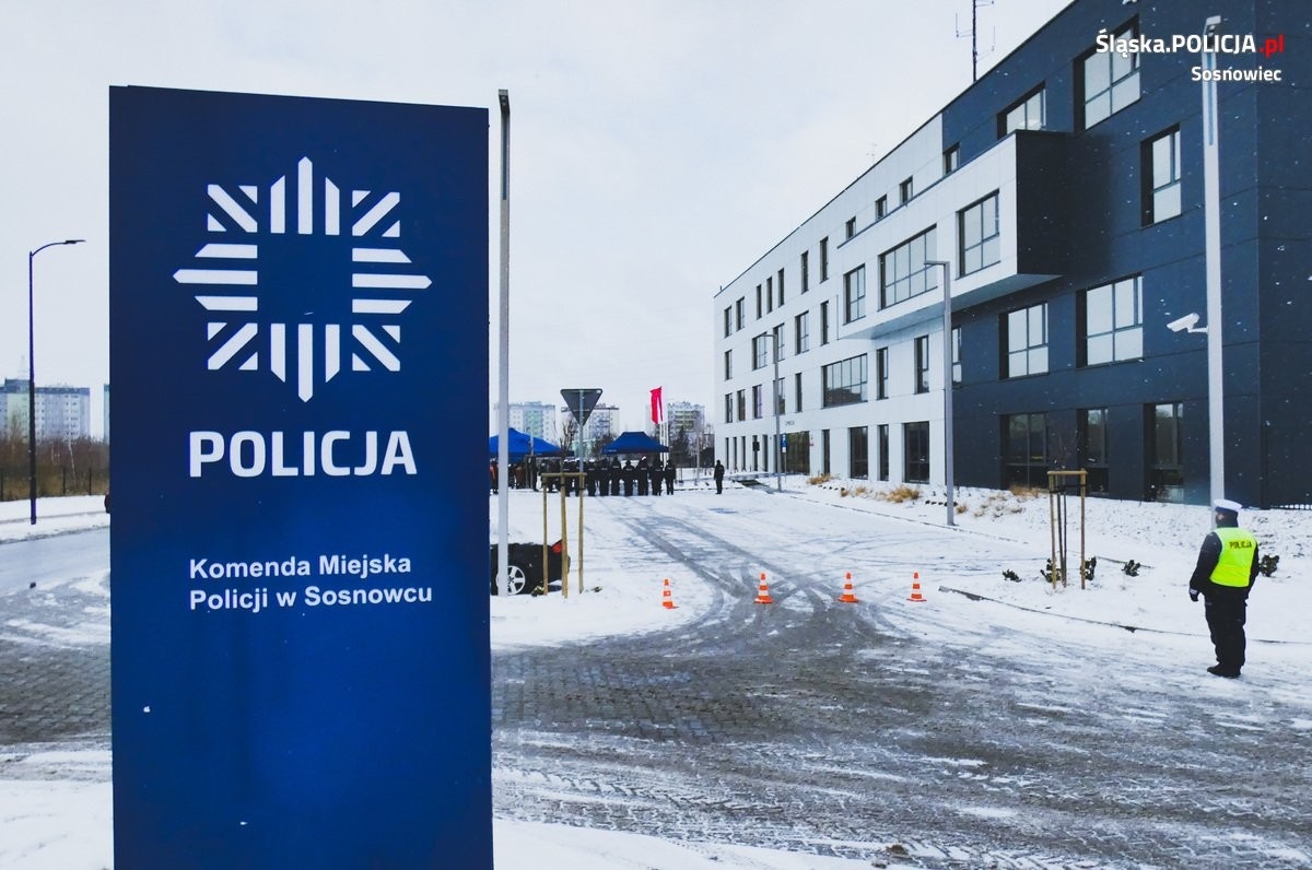 Nowoczesny obiekt, mieszczący się przy ulicy Janowskiego 16, powstał na działce podarowanej Policji przez władze Sosnowca.