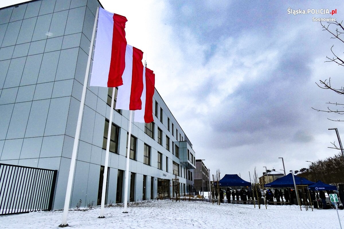 Nowoczesny obiekt, mieszczący się przy ulicy Janowskiego 16, powstał na działce podarowanej Policji przez władze Sosnowca.