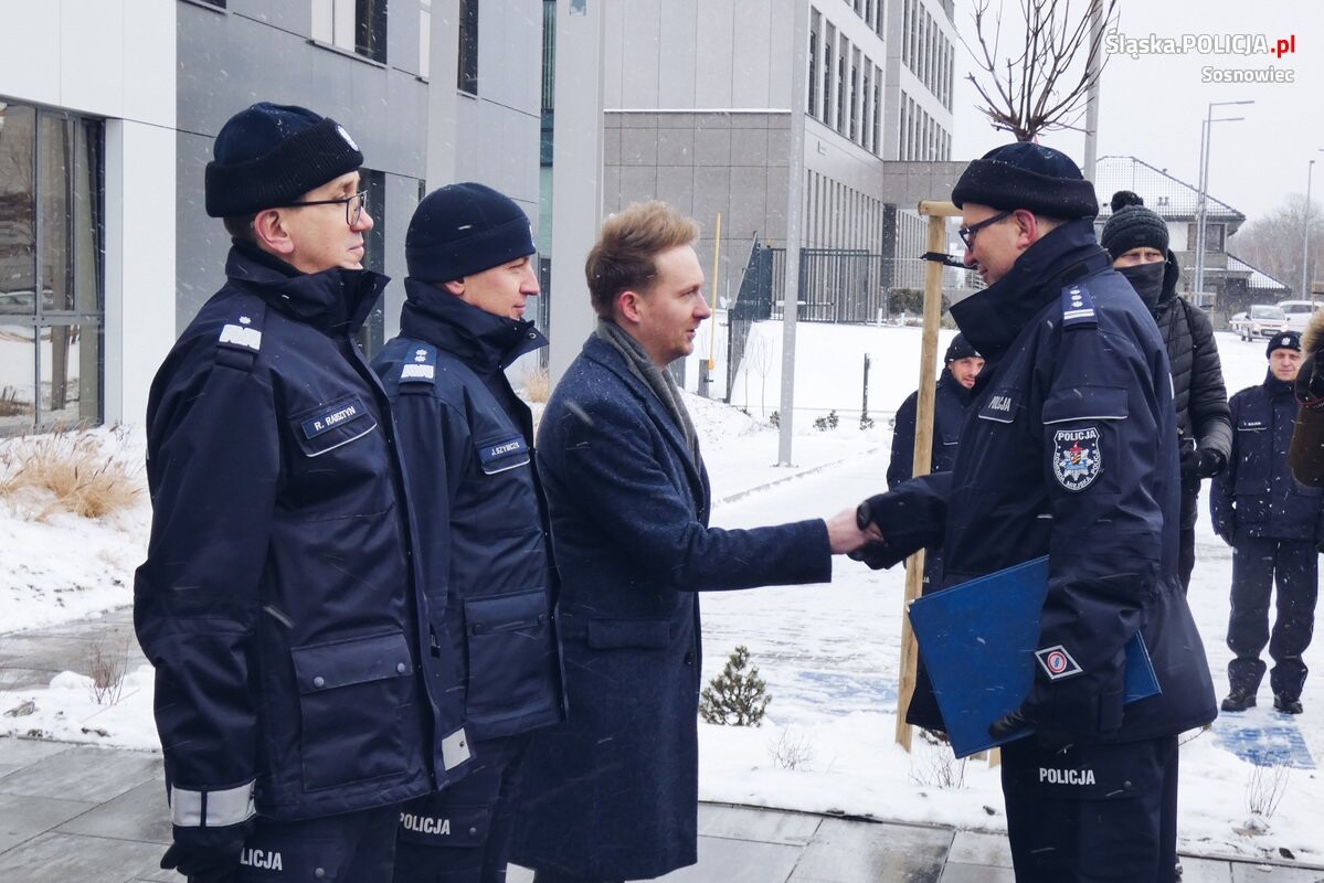 Nowoczesny obiekt, mieszczący się przy ulicy Janowskiego 16, powstał na działce podarowanej Policji przez władze Sosnowca.