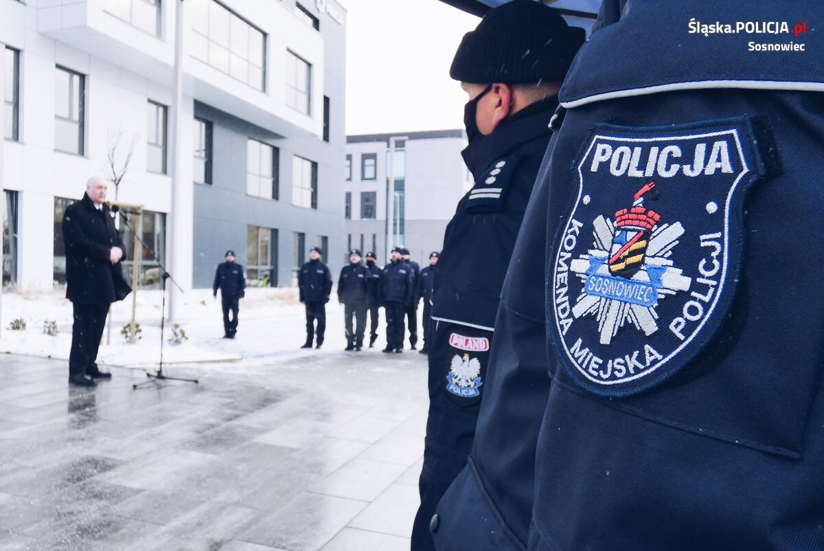 Nowoczesny obiekt, mieszczący się przy ulicy Janowskiego 16, powstał na działce podarowanej Policji przez władze Sosnowca.