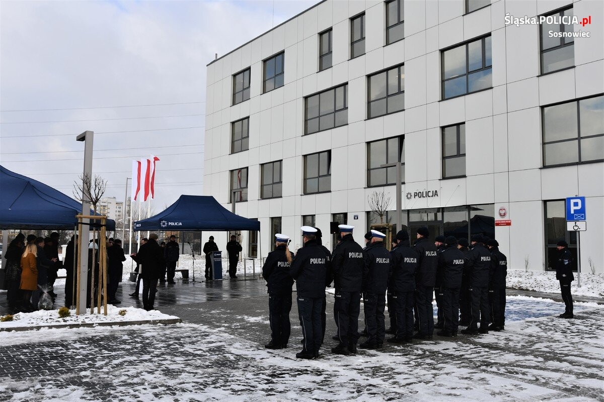 Nowoczesny obiekt, mieszczący się przy ulicy Janowskiego 16, powstał na działce podarowanej Policji przez władze Sosnowca.