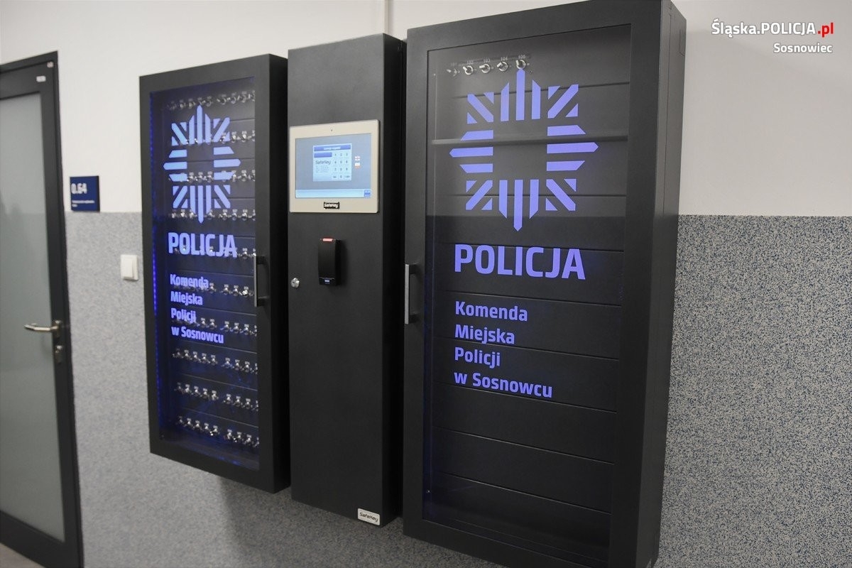 Nowoczesny obiekt, mieszczący się przy ulicy Janowskiego 16, powstał na działce podarowanej Policji przez władze Sosnowca.