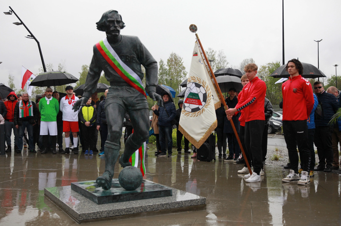 Odsłonięcie rzeźby Włodzimierza Mazura, legendy piłkarskiego Zagłębia Sosnowiec / fot. UM Sosnowiec