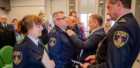 Odznaczenia dla funkcjonariuszy z okazji 30. lecia sosnowieckiej Straży Miejskiej