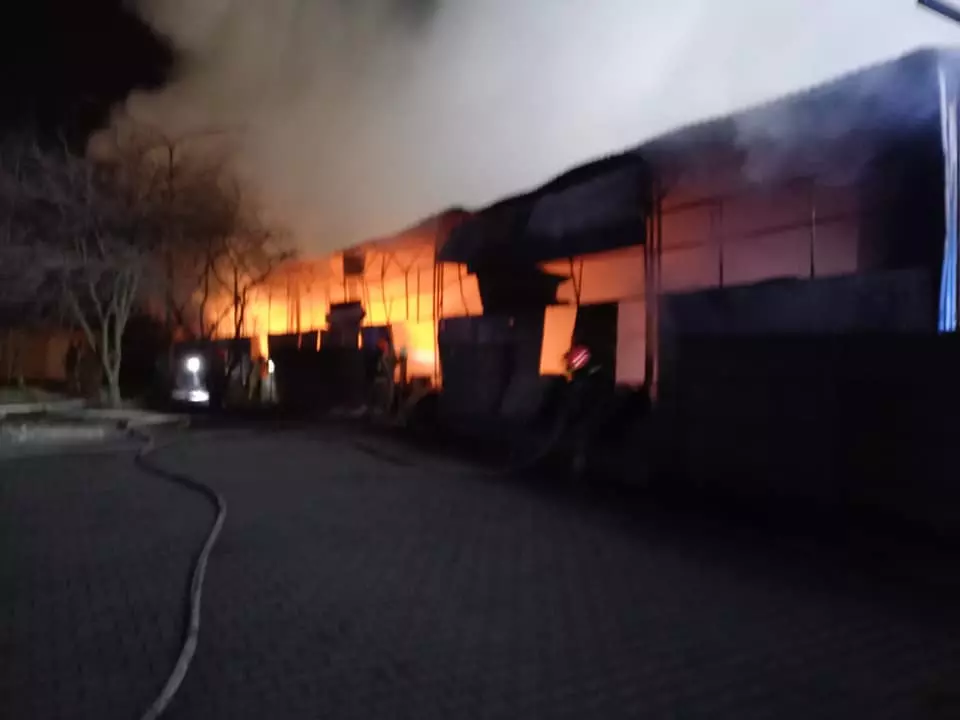 Ogromny pożar hali magazynowej z makulaturą! Trwa dogaszanie pogorzeliska / fot. PSP Sosnowiec