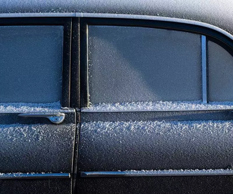 Oszronione szyby, samochód pokryty śniegiem. Co za to grozi?