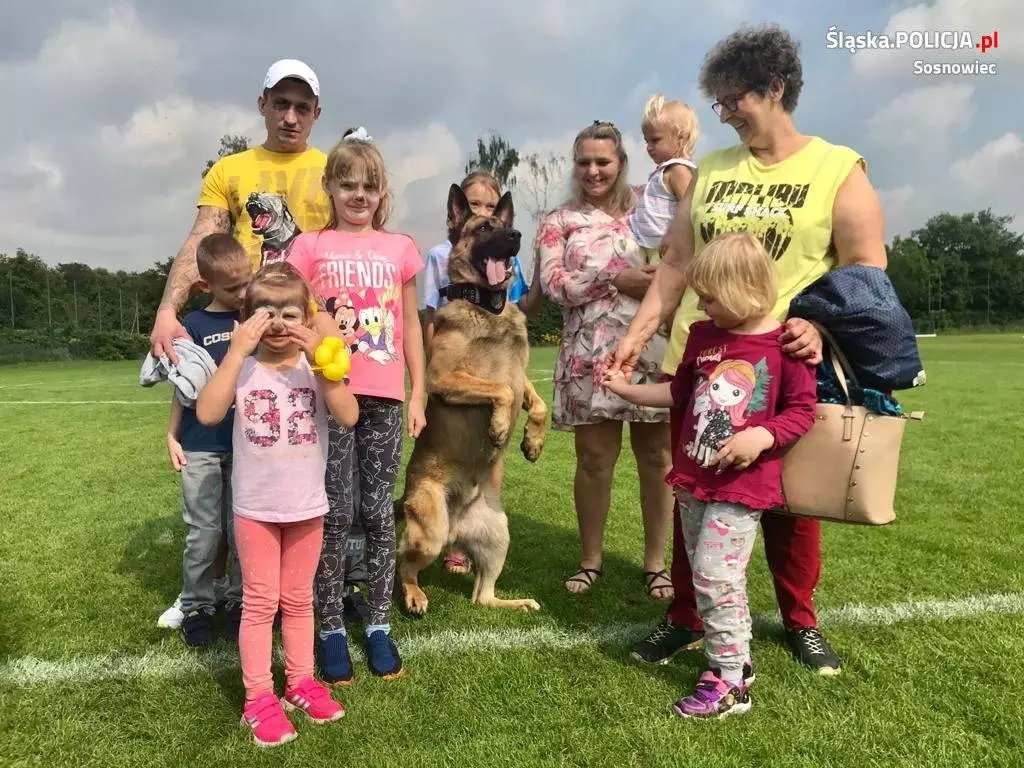 Pies policyjny pomagał uczyć dzieci o bezpieczeństwie podczas pikniku