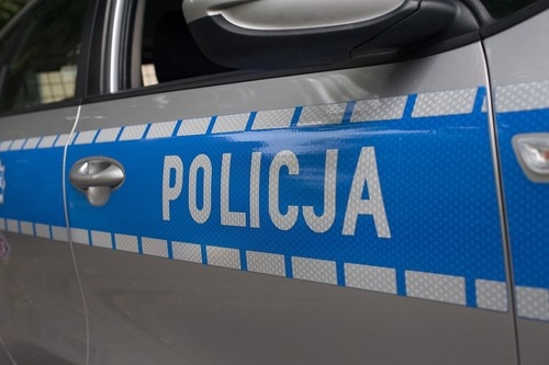 Policja otrzymała zgłoszenia o mężczyźnie z nożem. Mundurowi monitorują sytuację