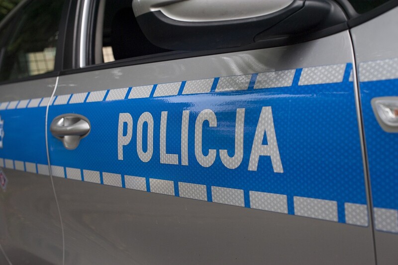 Policja otrzymała zgłoszenia o mężczyźnie z nożem. Mundurowi monitorują sytuację