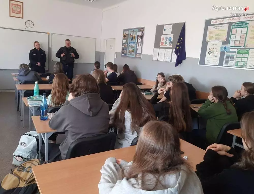 Policjanci z uczniami IX LO w Sosnowcu rozmawiali o przemocy / fot. KMP Sosnowiec