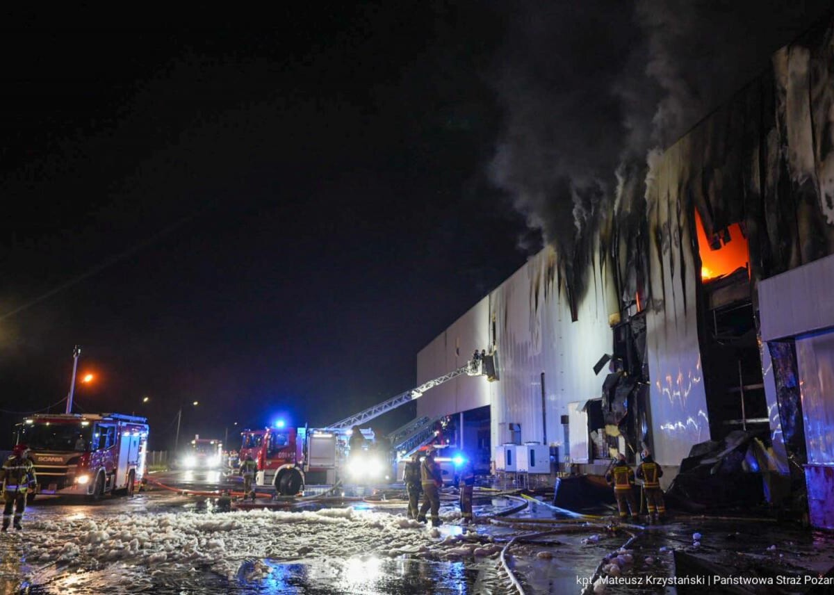 Ponad 150 strażaków walczyło z pożarem hali w Sosnowcu przy ul. Baczyńskiego / fot. kpt. Mateusz Krzystański