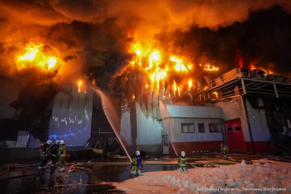 Ponad 150 strażaków walczyło z pożarem hali w Sosnowcu przy ul. Baczyńskiego / fot. kpt. Mateusz Krzystański