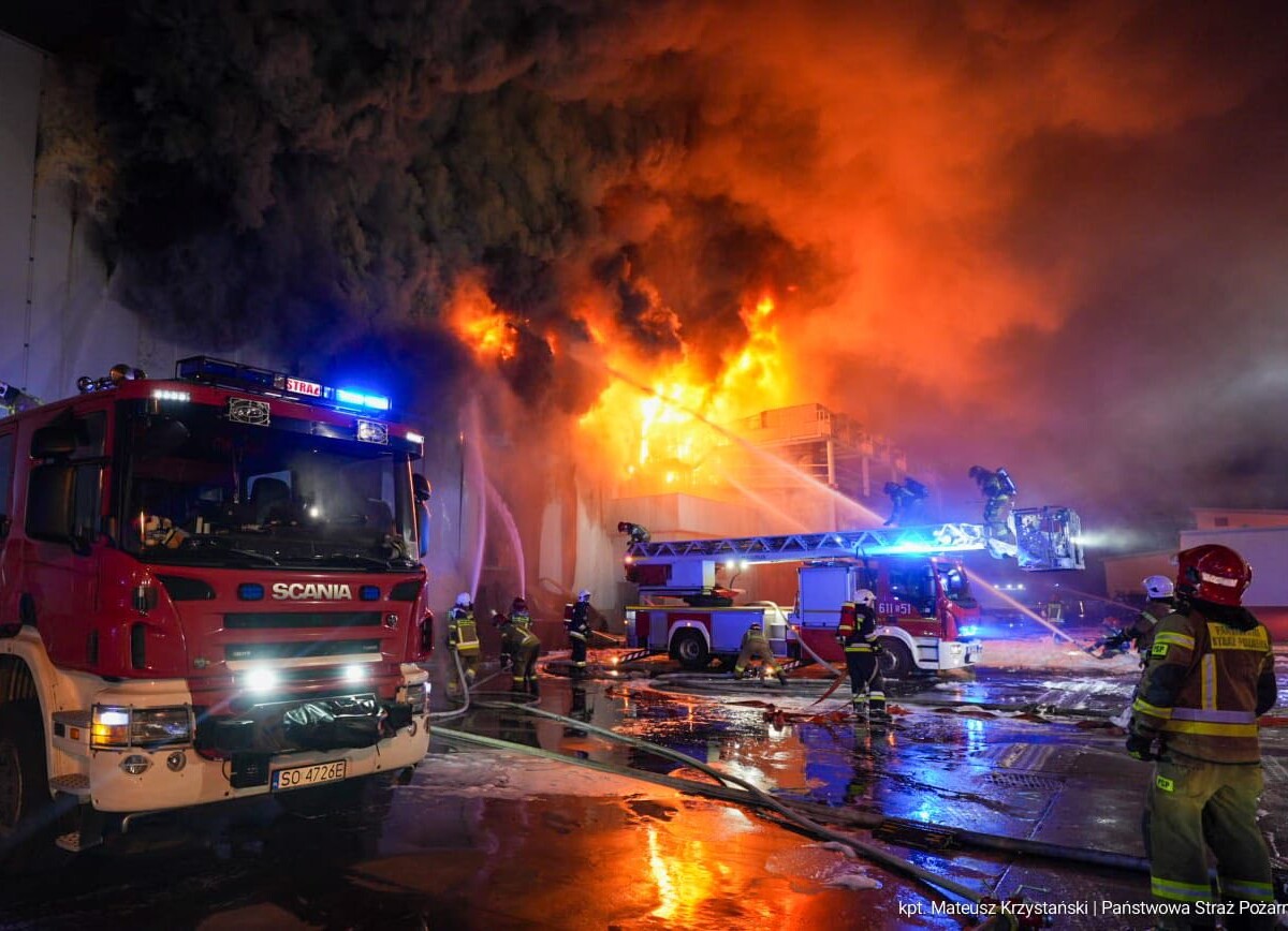 Ponad 150 strażaków walczyło z pożarem hali w Sosnowcu przy ul. Baczyńskiego / fot. kpt. Mateusz Krzystański