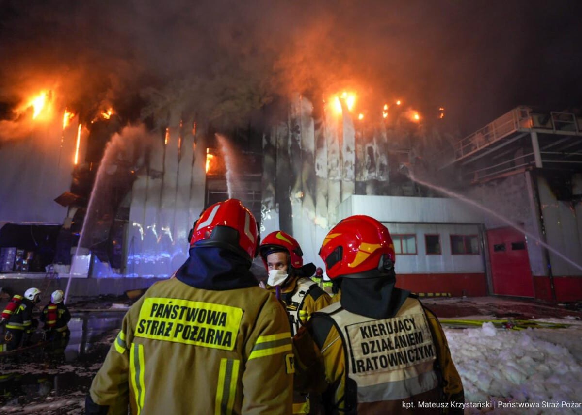 Ponad 150 strażaków walczyło z pożarem hali w Sosnowcu przy ul. Baczyńskiego / fot. kpt. Mateusz Krzystański