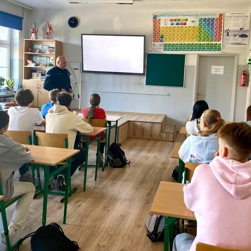 Profilaktyk z sosnowieckiej komendy rozmawiał z uczniami o hejcie i przemocy w Internecie