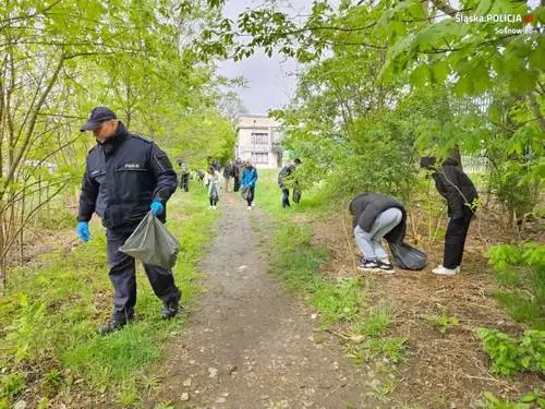 Sosnowieccy policjanci wspólnie z uczniami szkół miejskich sprzątali tereny zielone