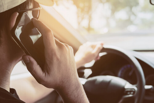 Telefon w ręku kierowcy to śmiertelne zagrożenie – zatrzymaj się, zanim odpiszesz