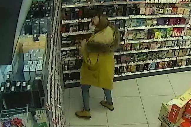 Ukradła perfumy i zaatakowała pracownika sklepu. Rozpoznajesz ją?