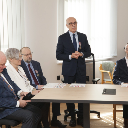 Uroczysto&#347;&#263; przyznania odznacze&#324; w Sosnowcu. Kombatancki Krzy&#380; Pami&#261;tkowy "Zwyci&#281;zcom"