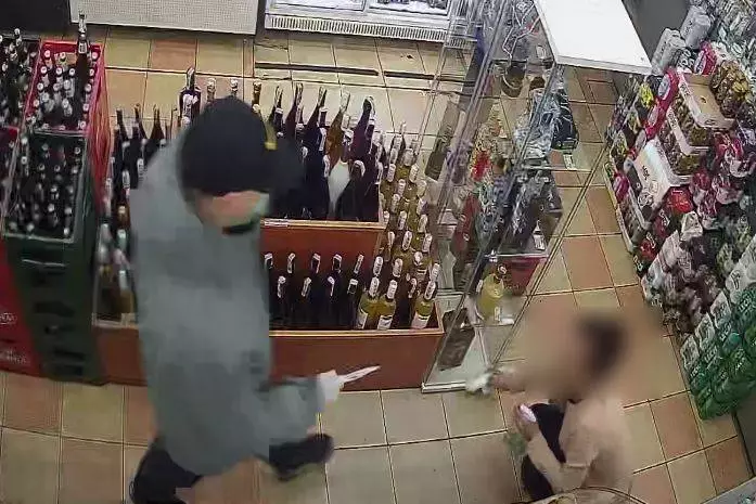 Weszli do sklepu i grozili ekspedientce nożem. Poszukiwani sprawcy rabunku