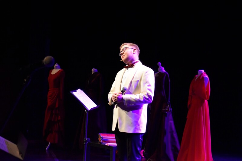 Wyjątkowy recital w sosnowieckiej Muzie. Uczeń śpiewa i pomaga koleżance